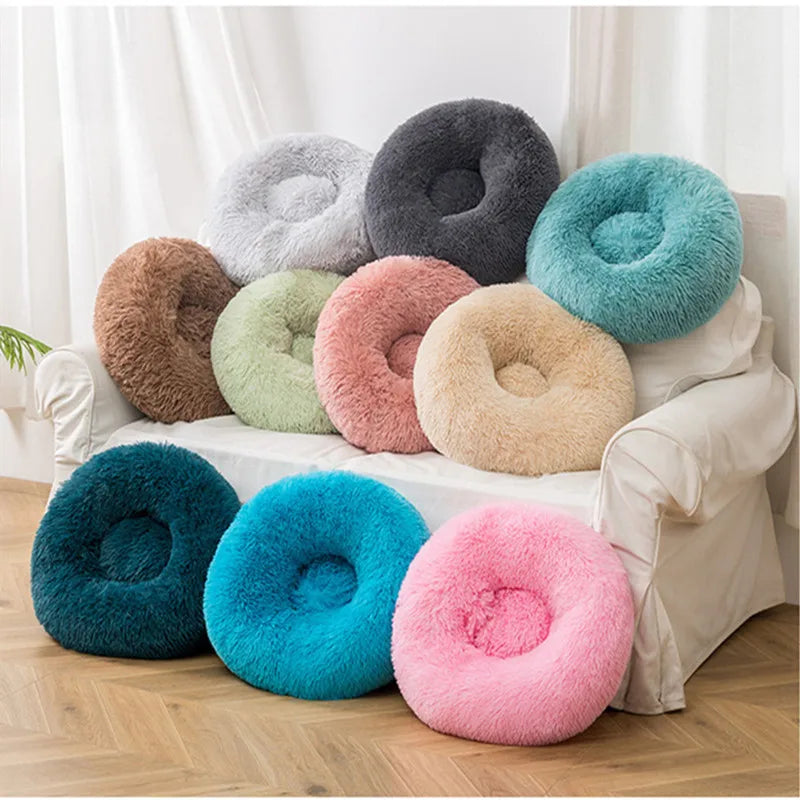 Cama para cão em peluche cinza claro em formato de donut.