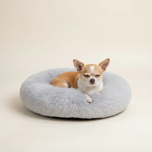 Cama para cão em peluche cinza claro em formato de donut.