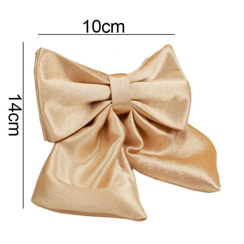 Pamper your pup with the Golden Luxe Silky Dog Set. Personalized bow, collar, leash, and harness in luxurious gold for an elegant, custom look. 10x14cm bow