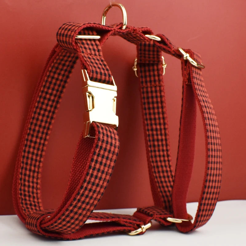 Conjunto de coleira e acessórios personalizados para cães em vermelho, perfeito para as festas de fim de ano – Coleira, peitoral e trela com gravação personalizada.