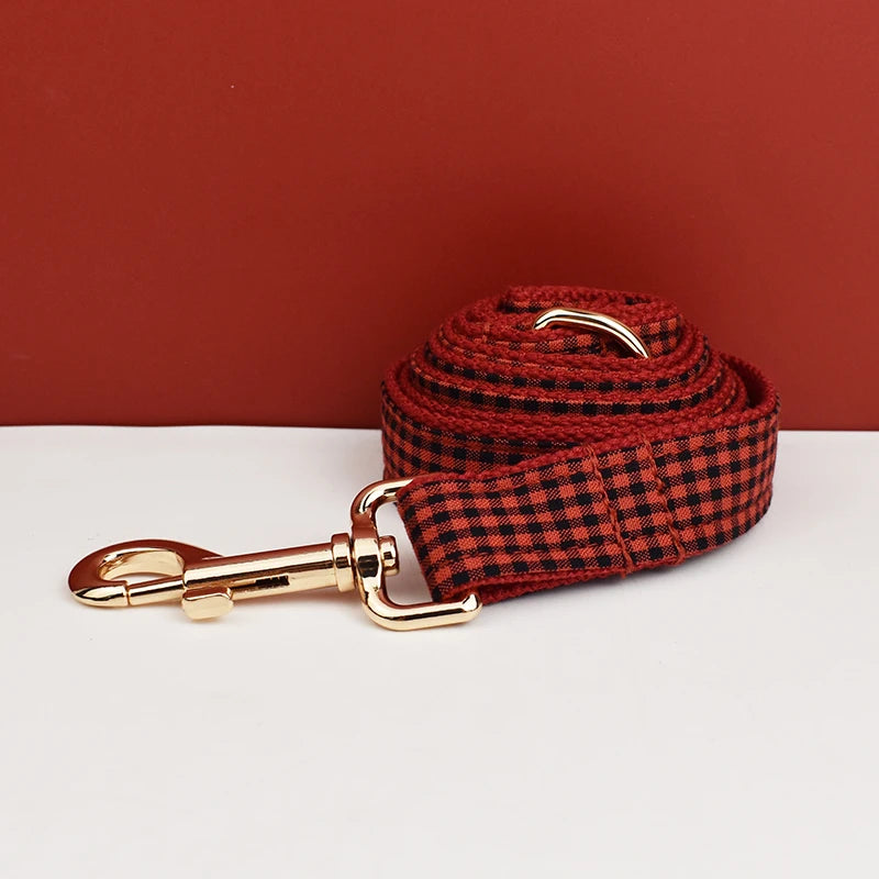 Conjunto de coleira e acessórios personalizados para cães em vermelho, perfeito para as festas de fim de ano – Coleira, peitoral e trela com gravação personalizada.