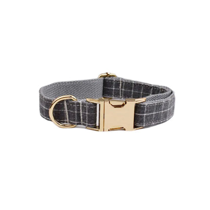 Conjunto de coleira, guia, peitoral, suporte para saco de cocô e laço para cachorro personalizado em cinza - Edição Designer 