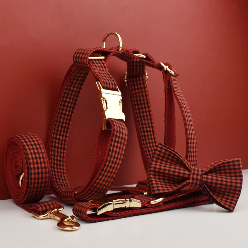 Conjunto de coleira e acessórios personalizados para cães em vermelho, perfeito para as festas de fim de ano – Coleira, peitoral e trela com gravação personalizada.