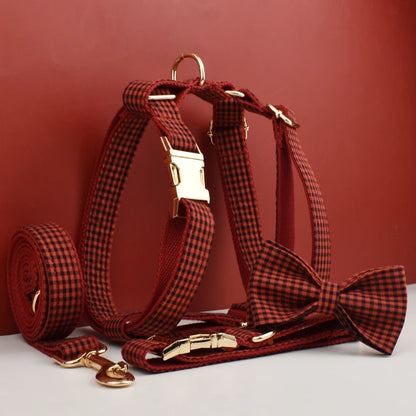 Conjunto de coleira e acessórios personalizados para cães em vermelho, perfeito para as festas de fim de ano – Coleira, peitoral e trela com gravação personalizada.