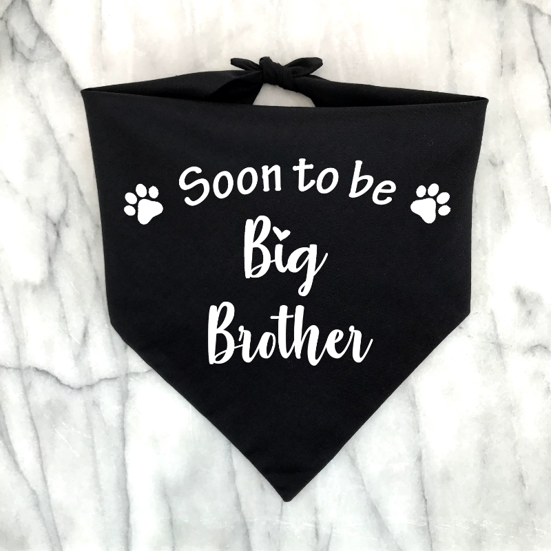 Anúncio de gravidez com bandana preta para o futuro Big Brother